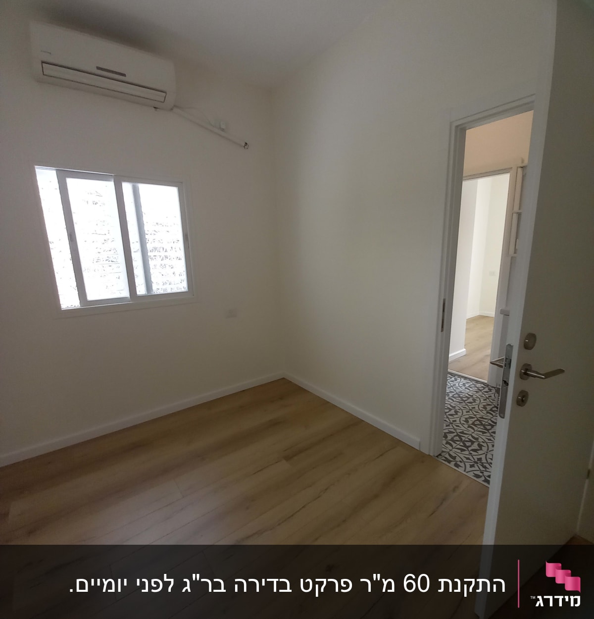 רצפת פרקט עץ בהירה בחדר ריק עם דלת פתוחה